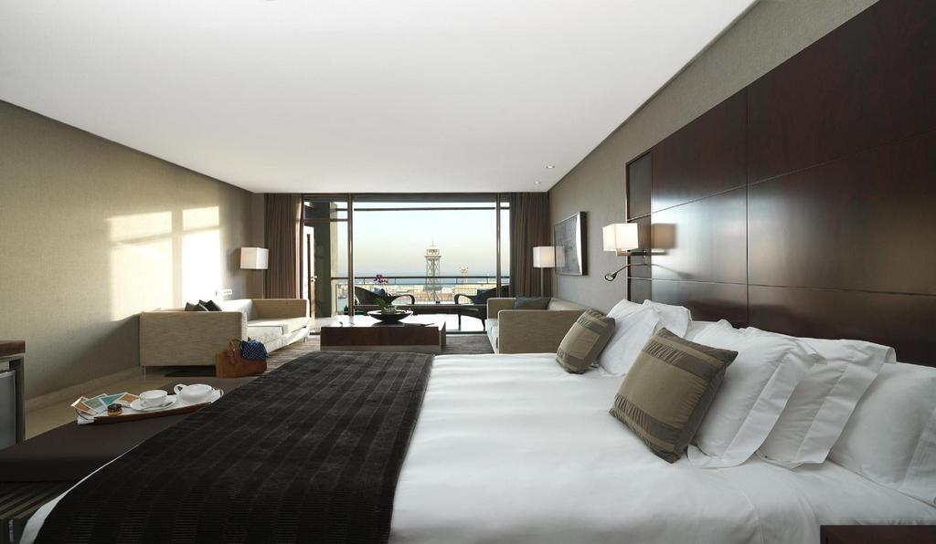 巴塞罗那美丽华酒店gl 外观 照片 A room at the Four Seasons Hotel